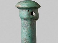Aeg F 100  Aeg F 100, 26.-30. Dynastie, Wadj, Hellblaue Fayence, L 5,5 cm, Dm 1,4 cm : Bestandskatalog Ägypten, Museumsfoto: Claus Cordes